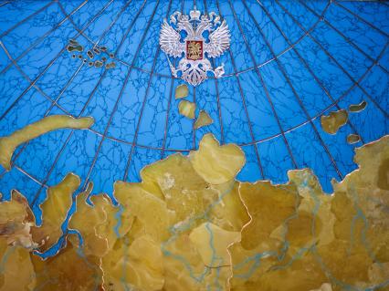 Калининградская область. Карта России на куполе, выполненная в янтаре.