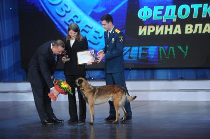 Москва. Глава МЧС России Владимир Пучков (слева) и спасатель 1 класса Казанского поисково-спасательного отряда Ирина Федоткина на торжественной церемонии награждения победителей VII Всероссийского фестиваля по тематике безопасности и спасении людей `Созвездие мужества` в зале фундаментальной библиотеки МГУ им. Ломоносова.