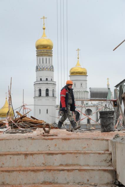 Москва. Снос 14-го административного корпуса  Кремля, который находится между Спасскими воротами и Сенатским дворцом. Строение было создано в 1932-1934 годах.