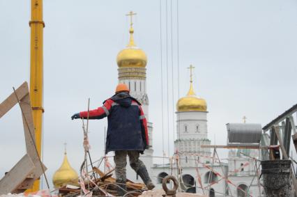 Москва. Снос 14-го административного корпуса  Кремля, который находится между Спасскими воротами и Сенатским дворцом. Строение было создано в 1932-1934 годах.