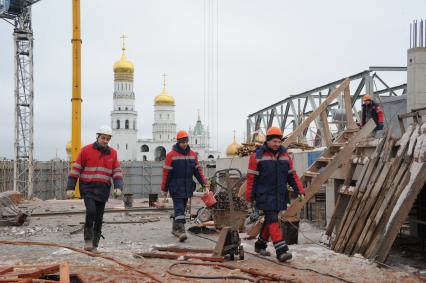 Москва. Снос 14-го административного корпуса  Кремля, который находится между Спасскими воротами и Сенатским дворцом. Строение было создано в 1932-1934 годах.