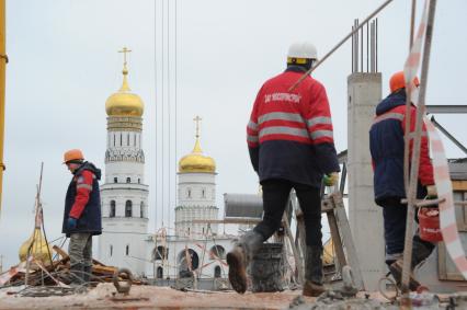 Москва. Снос 14-го административного корпуса  Кремля, который находится между Спасскими воротами и Сенатским дворцом. Строение было создано в 1932-1934 годах.