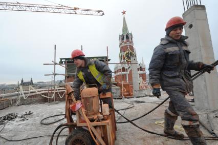 Москва. Снос 14-го административного корпуса  Кремля, который находится между Спасскими воротами и Сенатским дворцом. Строение было создано в 1932-1934 годах.