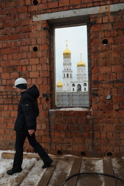 Москва. Снос 14-го административного корпуса  Кремля, который находится между Спасскими воротами и Сенатским дворцом. Строение было создано в 1932-1934 годах.