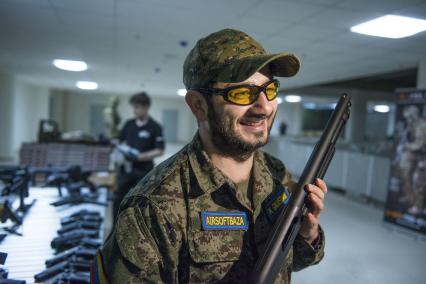 Москва. Актер Михаил Галустян перед началом игры страйкбол Airsoft в тактическом парке Airsoftbaza.