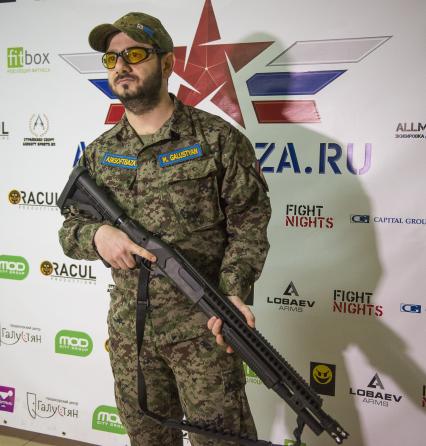 Москва. Актер Михаил Галустян перед началом игры страйкбол Airsoft в тактическом парке Airsoftbaza.