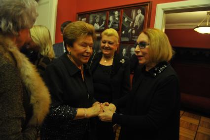 Москва. Вдова первого президента России Наина Ельцина (слева) и актриса Инна Чурикова (справа) на церемонии вручения VIII ежегодной премии зрительских симпатий `Звезда театрала` в театре имени Е.Вахтангова.