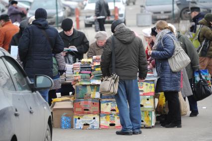 Москва.  Продажа книг на  улице.