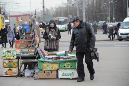 Москва. Женщина торгует книгами на улице.