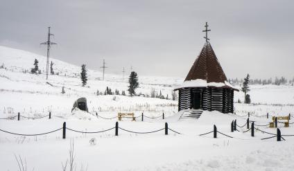 Красноярский край. Часовня Святого Николая Угодника на месте гибели генерала Александра Лебедя. Генерал А.Лебедь погиб 28 апреля 2002 года при катастрофе вертолета Ми-8 на Буйбинском перевале в Ергаках.