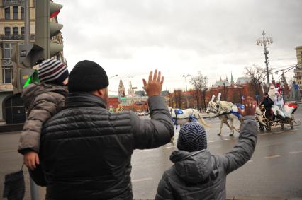 Москва. Главный Дед Мороз страны из Великого Устюга и Снегурочка едут к Центральному детскому магазину на одной из улиц города.