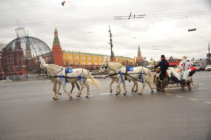Москва. Главный Дед Мороз страны из Великого Устюга и Снегурочка едут к Центральному детскому магазину по улице Охотный Ряд.