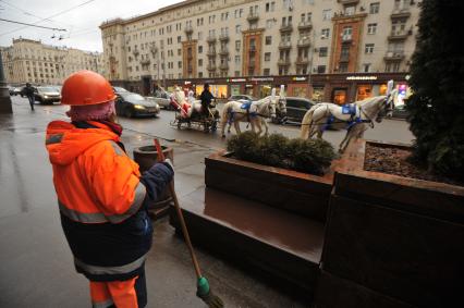 Москва.   Главный Дед Мороз страны из Великого Устюга и Снегурочка едут к Центральному детскому магазину  по Тверской улице.