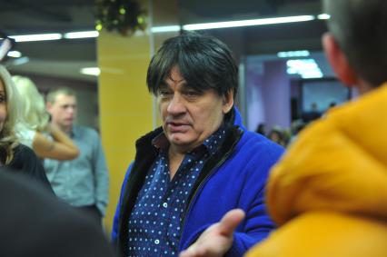 Москва.    Певец Александр Серов на съемках новогоднего телевизионного шоу `Песня года-2015` в СК `Олимпийский`.