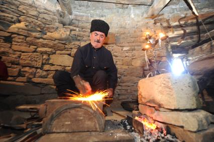 Дагестан. Дахадаевский район. с.Кубачи. Кузнец.