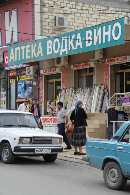 Дагестан. г.Дербент. Вывеска `Аптека. Водка - Вино`.