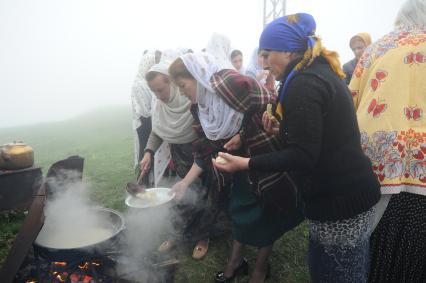 Дагестан. Дахадаевский район. с.Кубачи. Местные жительницы готовят пельмени по-дагестански - курзе.