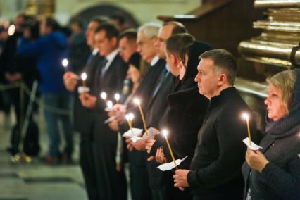 Санкт-Петербург. Родственники погибших в авиакатастрофе самолета Airbus А321 во время поминальной службы на 40-й день в Исаакиевском соборе.
