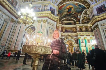 Санкт-Петербург. Поминальная служба на 40-й день по жертвам авиакатастрофы самолета Airbus А321 в Исаакиевском соборе.