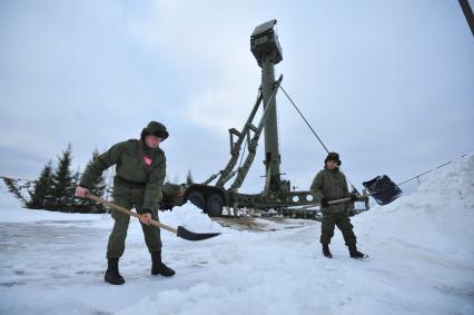 Московская область. 549-й гвардейский зенитно- ракетный полк, четвертый полк Войск воздушно-космической обороны, вооруженный новым зенитным ракетным комплексом С-400. Выдвижная вышка антенного поста С-400.