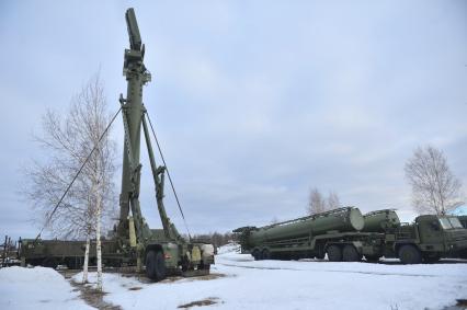 Московская область. 549-й гвардейский зенитно- ракетный полк, четвертый полк Войск воздушно-космической обороны, вооруженный новым зенитным ракетным комплексом С-400. Выдвижная вышка антенного поста С-400.