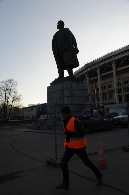 11.12.2015. Москва.  Футбол. Чемпионат мира 2018. Реконструкция стадиона Лужники.  Как идет стройка главного стадиона к ЧМ 2018 пригласили посмотреть журналистов. На снимке  стадион, стройка, техника