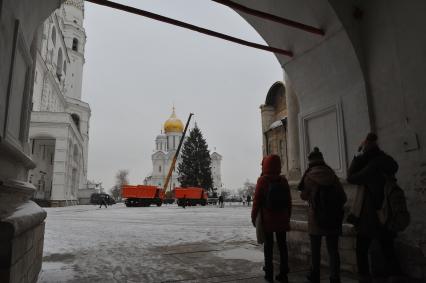 Москва. Демонтаж Главной новогодней елки страны на Соборной площади Московского Кремля.