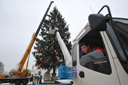 Москва. Демонтаж Главной новогодней елки страны на Соборной площади Московского Кремля.