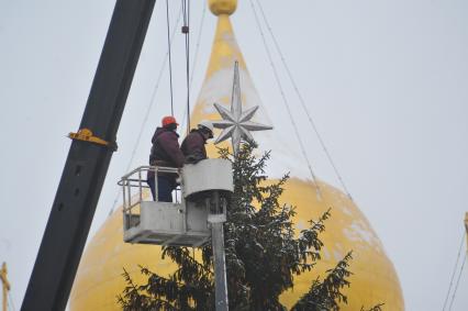 Москва. Демонтаж Главной новогодней елки страны на Соборной площади Московского Кремля.