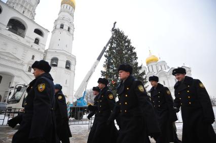 Москва. Демонтаж Главной новогодней елки страны на Соборной площади Московского Кремля.