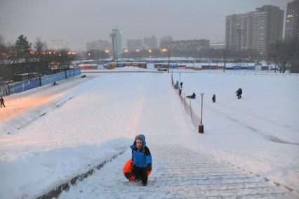 Москва. Мальчик с тюбом поднимается по лестнице на Воробьевых горах.