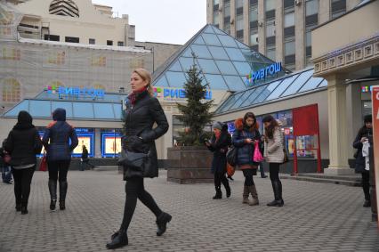 Москва.  Прохожие у торгового центра  `Пирамида` на Тверской улице.