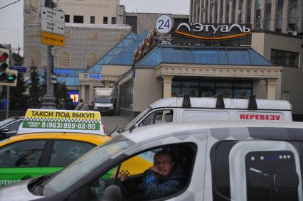 Москва. Торговый центр `Пирамида` на Тверской улице.