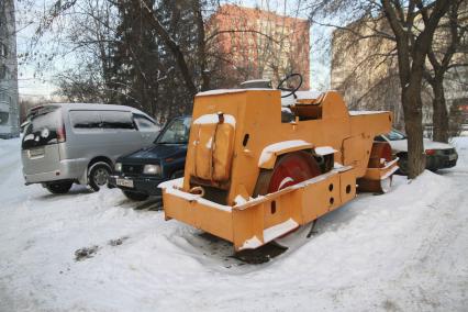 Барнаул. Асфальтовый каток на парковке во дворе жилого дома.