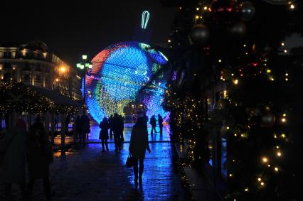 Москва. Елочный шар высотой 17 метров на Манежной площади.