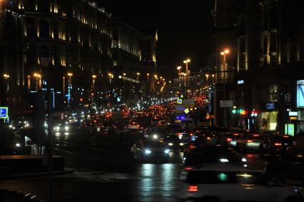 Москва.  Автомобильное движение на Тверской улице.