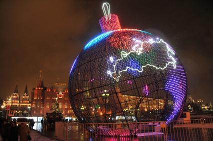 Москва. Елочный шар высотой 17 метров на Манежной площади.