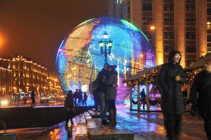 Москва. Елочный шар высотой 17 метров на Манежной площади.