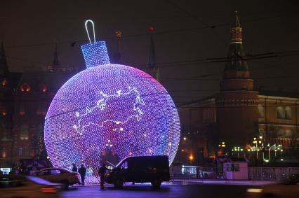 Москва. Елочный шар высотой 17 метров на Манежной площади.