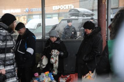 Москва. Торговля в подземном переходе.