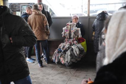 Москва. Торговля в подземном переходе.