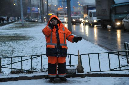 Москва. Сотрудница коммунальной службы разговаривает по телефону.