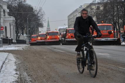 Москва. Снегоуборочная техника на улице Воздвиженка.