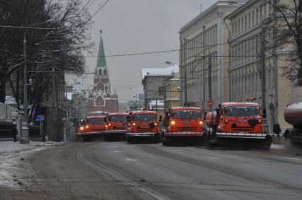 Москва. Снегоуборочная техника на улице Воздвиженка.