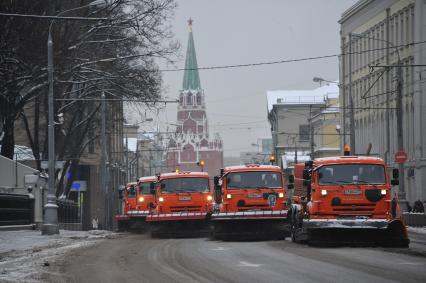 Москва. Снегоуборочная техника на улице Воздвиженка.