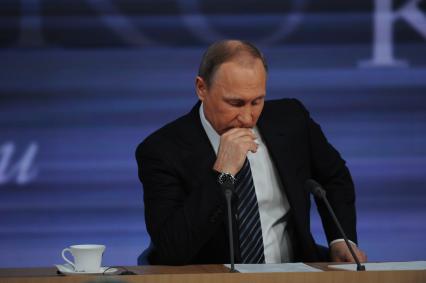 Москва. Президент России Владимир Путин на одиннадцатой большой ежегодной пресс-конференции в Центре международной торговли на Красной Пресне.