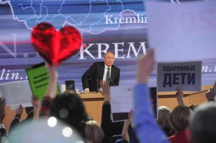 Москва. Президент России Владимир Путин на одиннадцатой большой ежегодной пресс-конференции в Центре международной торговли на Красной Пресне.