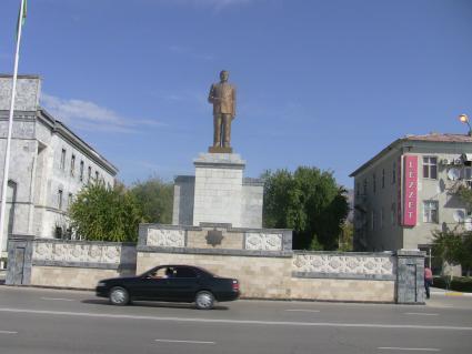 Туркмения. Ашхабад. Памятник первому президенту Туркмении Сапармурату Ниязову.