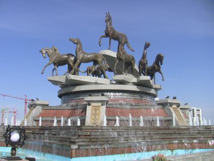 Туркмения. Ашхабад. Монумент ахалтекинским лошадям.