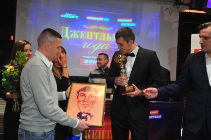 10.12.2015. Москва. Футбол. Приз \"Честная Игра\" Премия Джентльмен года. Церемония вручения премии. Торжественный вечер. На снимке Футболист Артем Дзюба, лауреатом премии \"Джентльмен года\" по версии газеты \"Советский спорт\" Семшов (слева)
